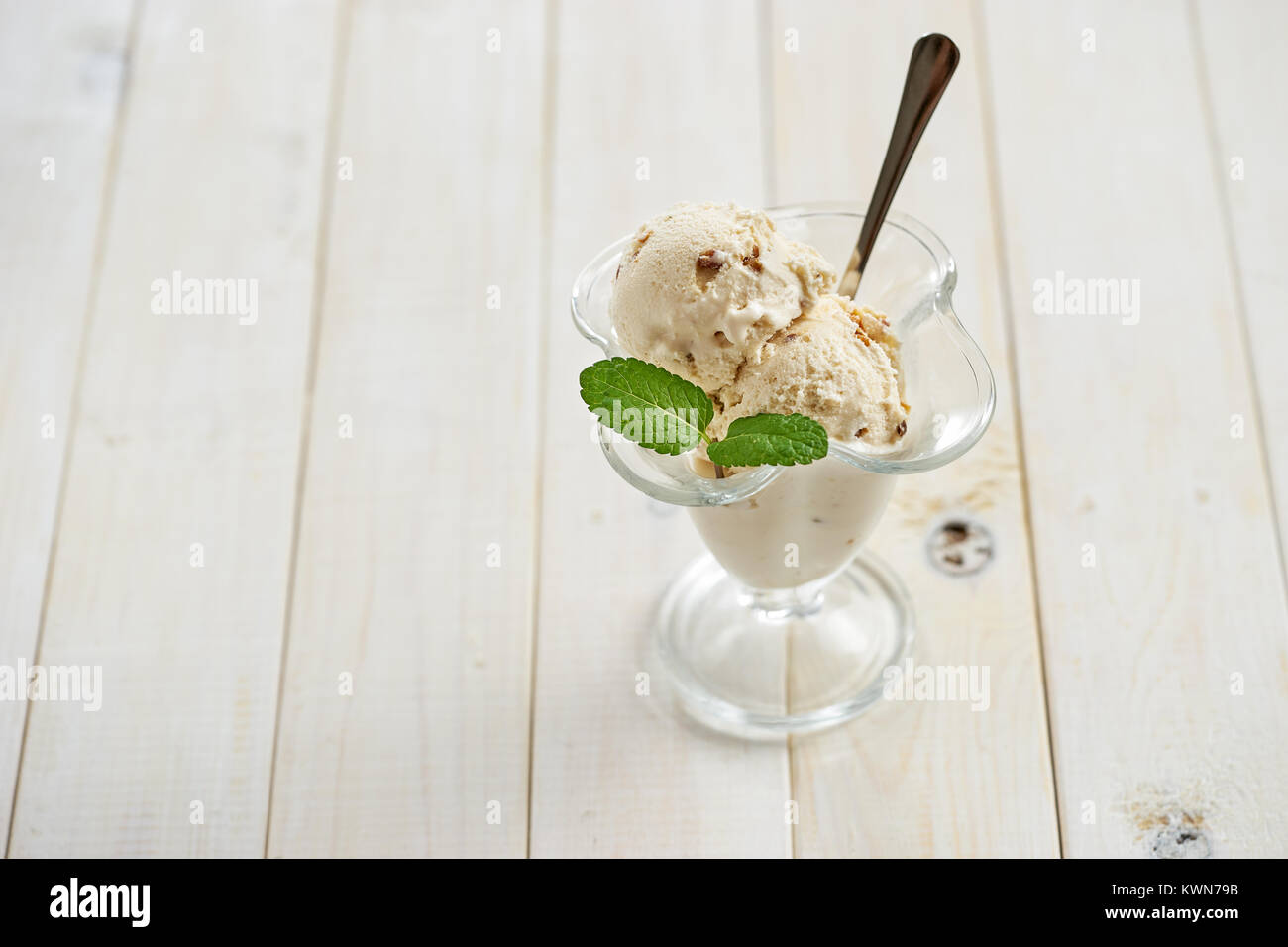 Crème glacée à la vanille en verrines Banque D'Images
