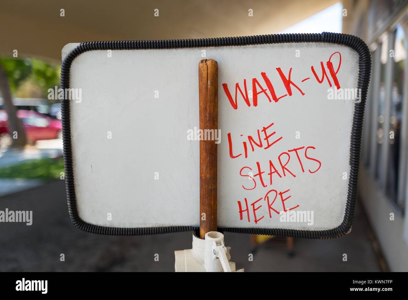 Signe improvisée construit avec un manche à balai, avec lettrage dessiné à la main lire 'Walk-up ligne commence ici' at Meadowlark Dairy, une voiture classique-up bar laitier, qui a ouvert ses portes en 1969, avec lecture de la signalisation «lait', dans le centre-ville de PLEASANTON, Californie, le 18 juillet 2017. Banque D'Images