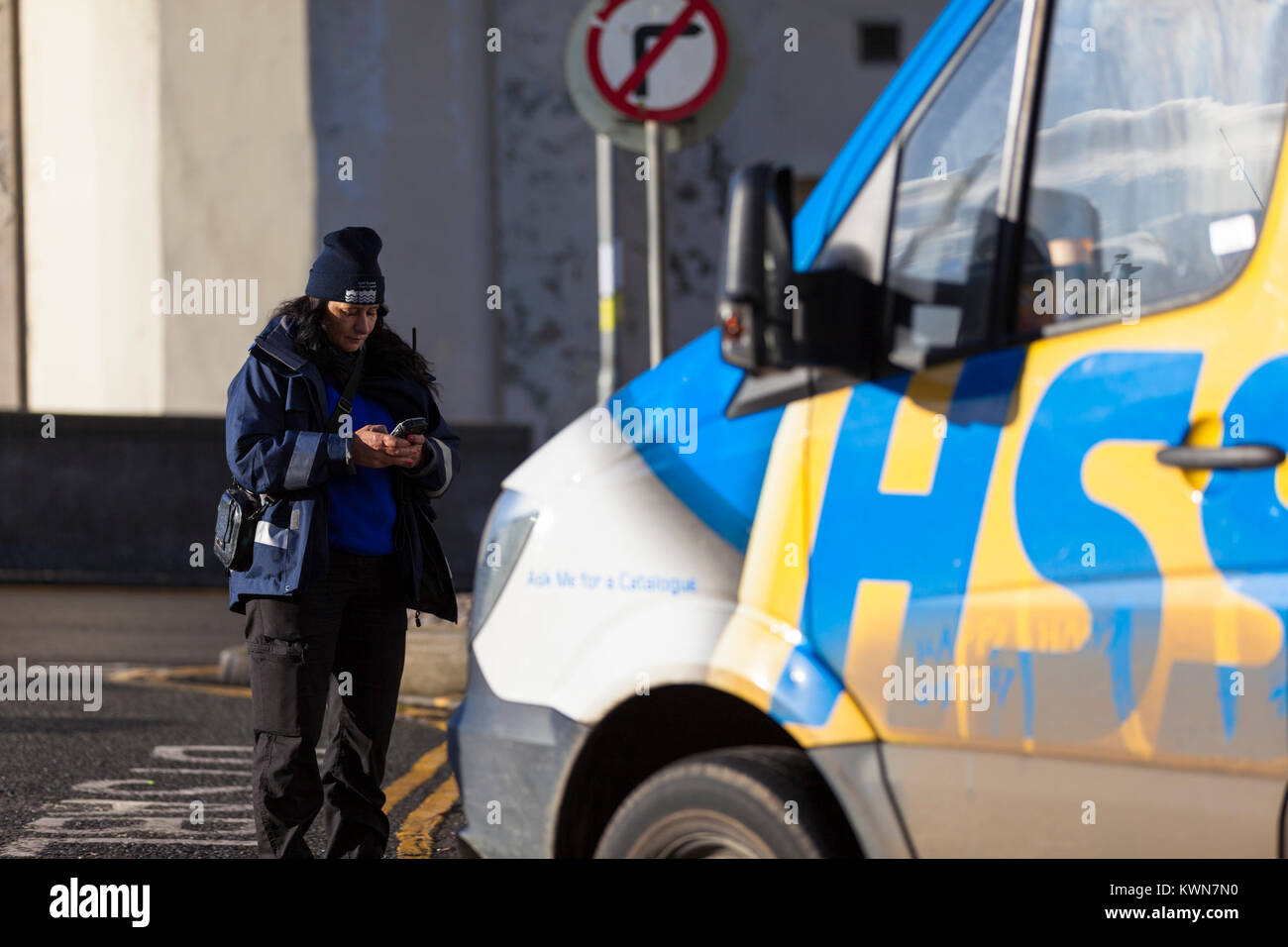 Un parking femelle enforcer émet un billet à un van stationné illégalement, uk Banque D'Images