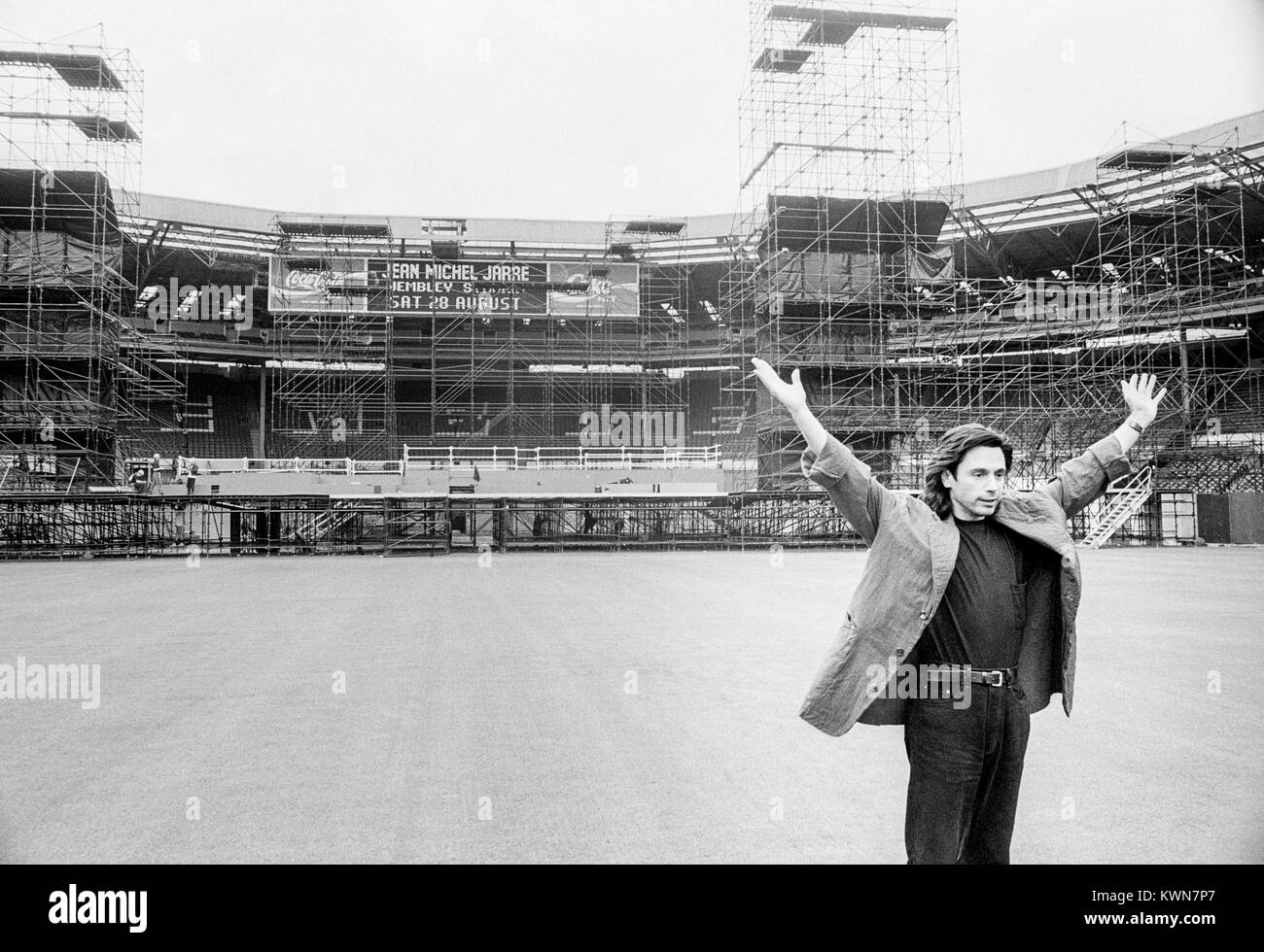 Jean Michel Jarre devant la scène mis en place par l'équipe de mise en scène de Shirley Edwin dans le stade de Wembley pour la tournée de concerts de Jean Michel Jarre, Europe en concert, Londres, 26 - 28 août 1993 Banque D'Images