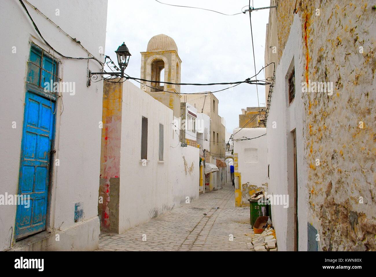 Une rue étroite dans le centre de Sousse, Tunisie Banque D'Images