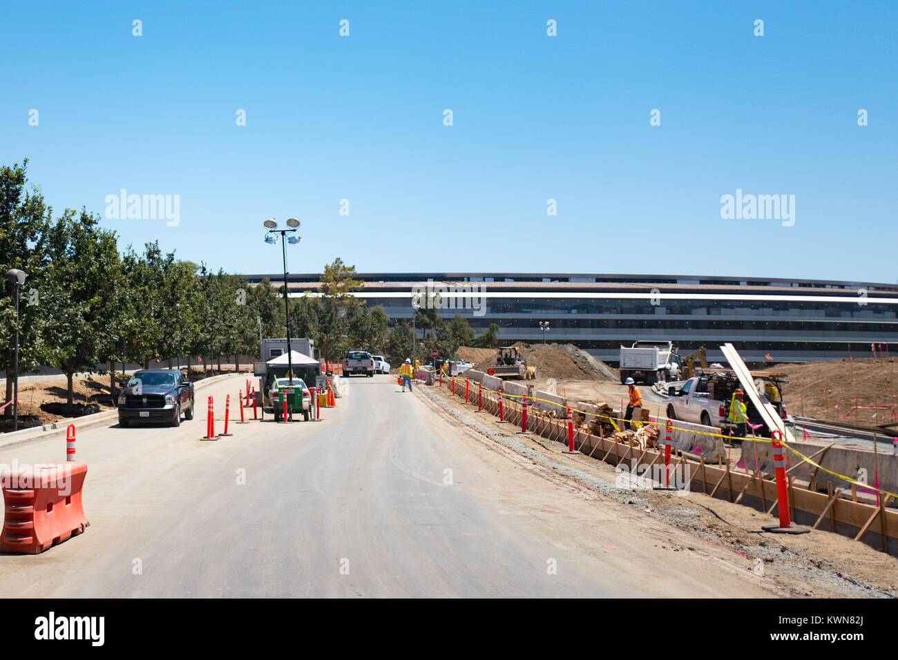 Bâtiment principal et du site de construction à l'Apple Park, connu familièrement comme "le vaisseau spatial", le nouveau quartier général d'Apple Inc dans la Silicon Valley ville de Cupertino, Californie, 25 juillet 2017. Banque D'Images