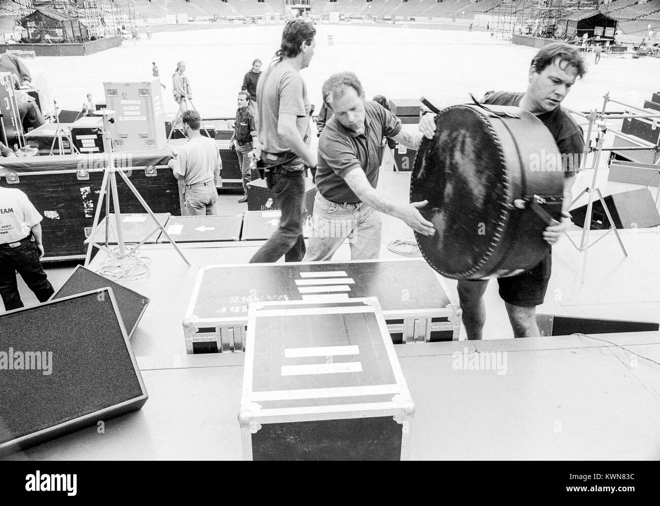 Edwin Shirley équipage Mise en scène la construction d'un stade de Wembley pour la tournée de concerts de Jean Michel Jarre, Europe en concert, Londres, 26 - 28 août 1993 Banque D'Images