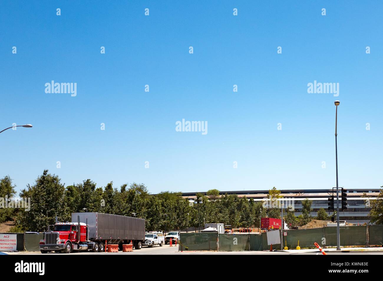 Un tracteur semi-remorque quitte un site de construction à la porte 2 l'Apple Park, connu familièrement comme "le vaisseau spatial", le nouveau quartier général d'Apple Inc dans la Silicon Valley ville de Cupertino, Californie, 25 juillet 2017. Banque D'Images