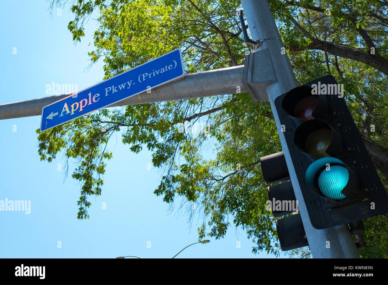 La signalisation pour Apple Parkway, avec feu vert, l'une des principales routes entrant dans le parc d'Apple, connu familièrement comme "le vaisseau spatial", le nouveau quartier général d'Apple Inc dans la Silicon Valley ville de Cupertino, Californie, 25 juillet 2017. Banque D'Images
