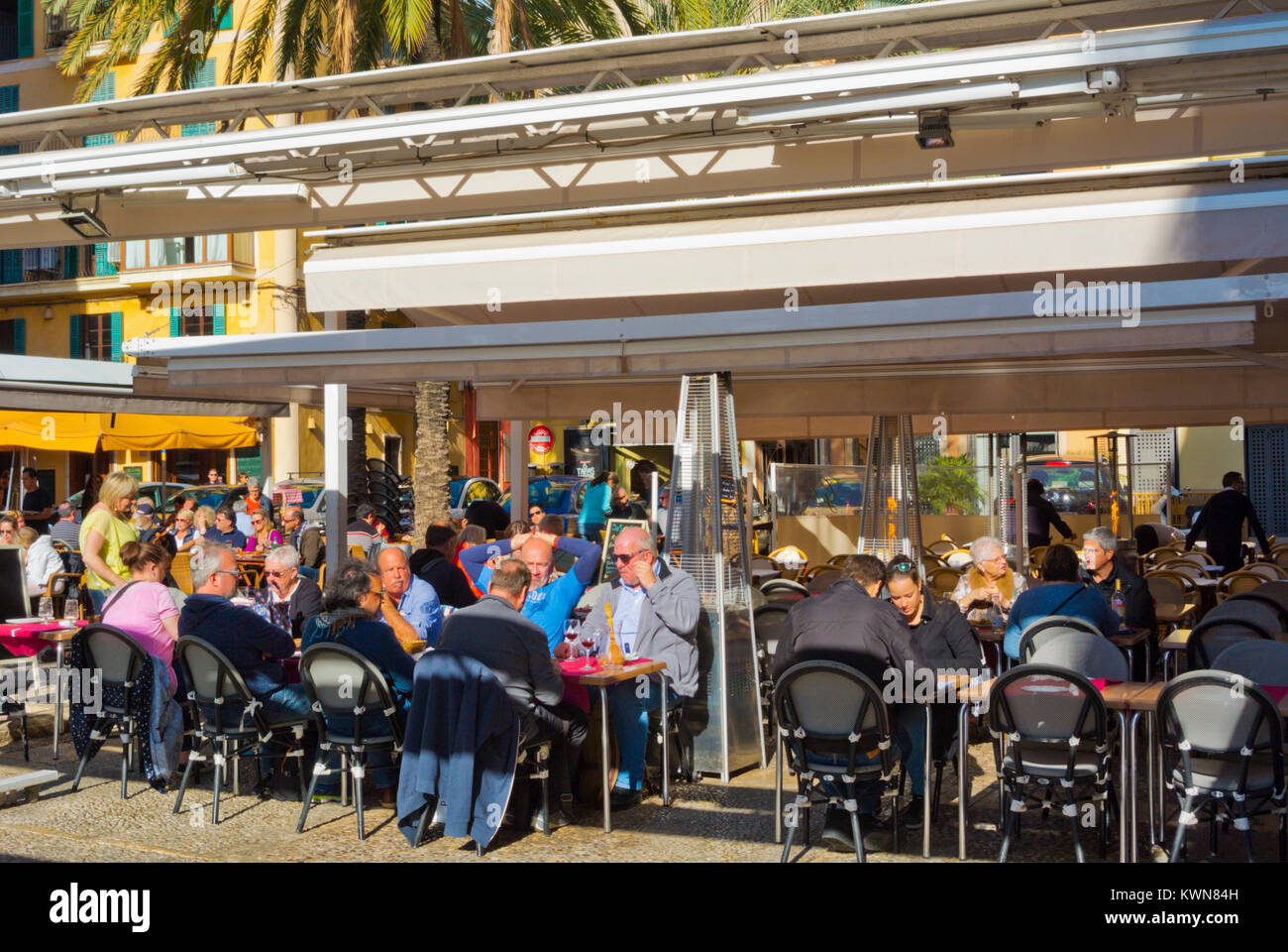 Café et restaurant terrasses, place de la Llotja, Palma, Majorque, îles Baléares, Espagne Banque D'Images