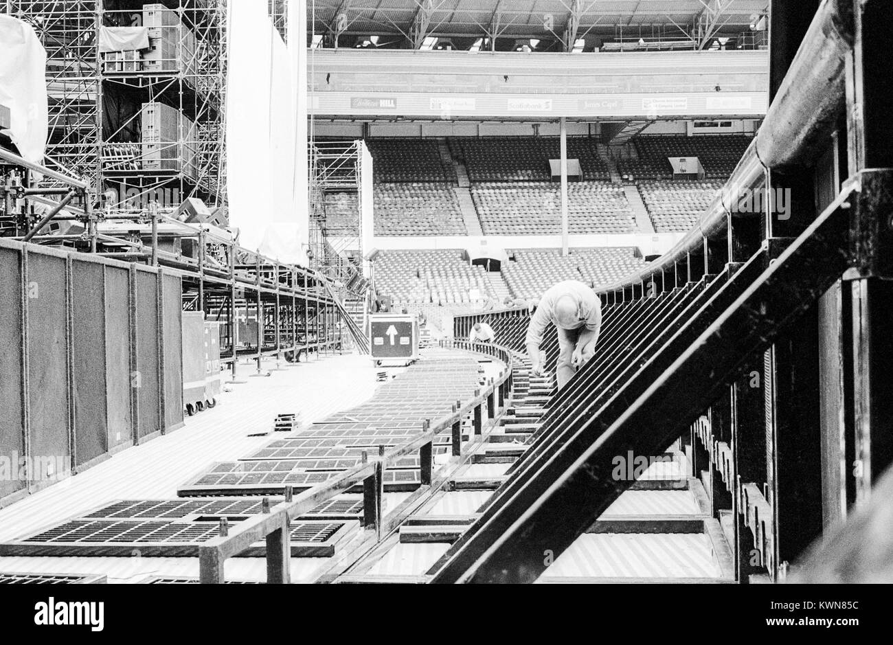 Edwin Shirley équipage Mise en scène la construction d'un stade de Wembley pour la tournée de concerts de Jean Michel Jarre, Europe en concert, Londres, 26 - 28 août 1993 Banque D'Images