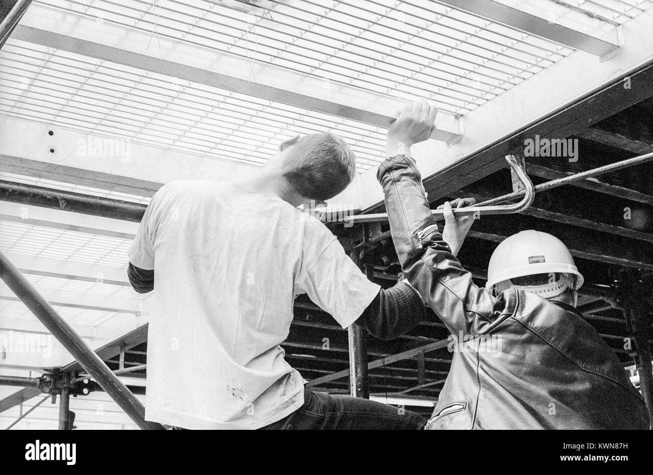 Edwin Shirley équipage Mise en scène la construction d'un stade de Wembley pour la tournée de concerts de Jean Michel Jarre, Europe en concert, Londres, 26 - 28 août 1993 Banque D'Images