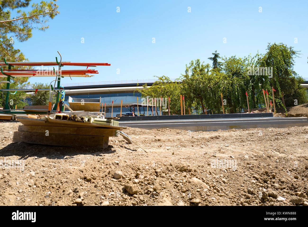 L'équipement de construction et la saleté sont visibles à l'Apple Park, connu familièrement comme "le vaisseau spatial", le nouveau quartier général d'Apple Inc dans la Silicon Valley ville de Cupertino, Californie, 25 juillet 2017. Banque D'Images