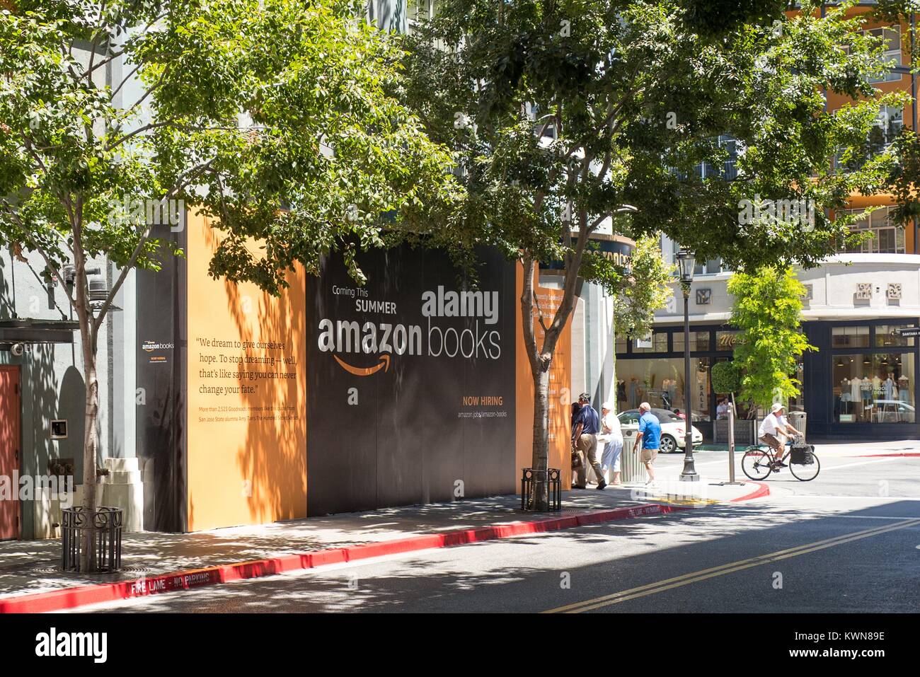 Les visiteurs à pied et à vélo signalisation passé annonçant une nouvelle physique livres Amazon store de Santana Row, un centre commercial haut de gamme dans la Silicon Valley ville de San Jose, Californie, le 21 juillet 2017. Banque D'Images
