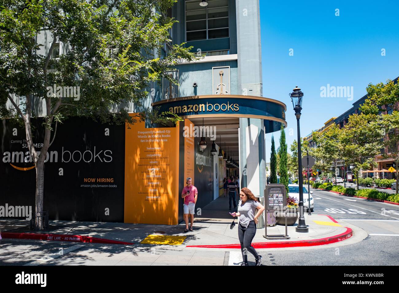 Les visiteurs passent devant la vitrine temporaire pour une nouvelle Amazon Books store, en construction, à Santana Row, un centre commercial haut de gamme dans la Silicon Valley ville de San Jose, Californie, le 21 juillet 2017. Banque D'Images