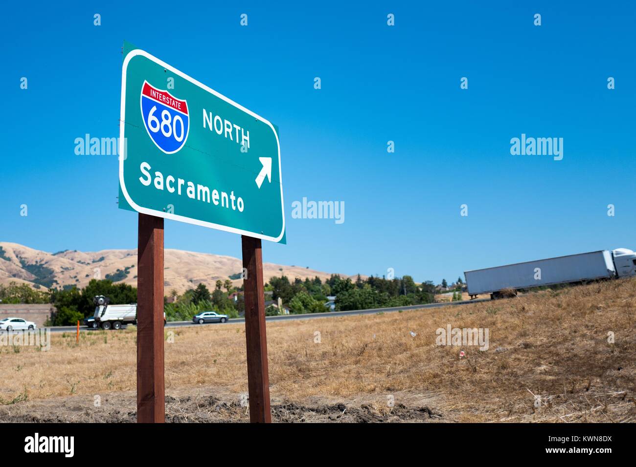 La signalisation pour les États-Unis l'Interstate 680 vers le nord de l'autoroute en direction de Sacramento, avec des voitures et camions entrée de l'autoroute à la Silicon Valley ville de Fremont, Californie, le 25 juillet 2017. Banque D'Images