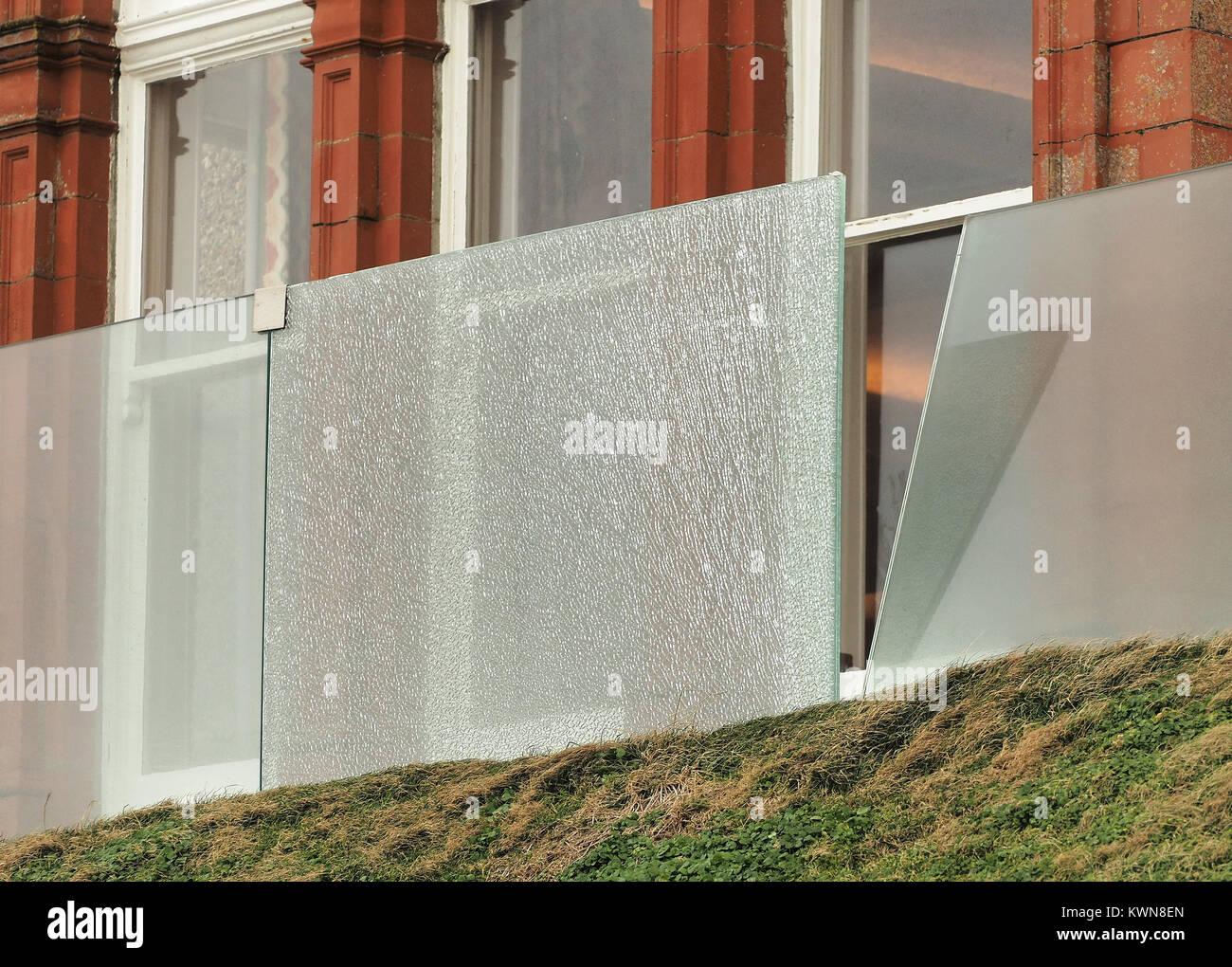 Eleanor tempête détruit pointe hôtel plaque de verre, d'un balcon. Banque D'Images