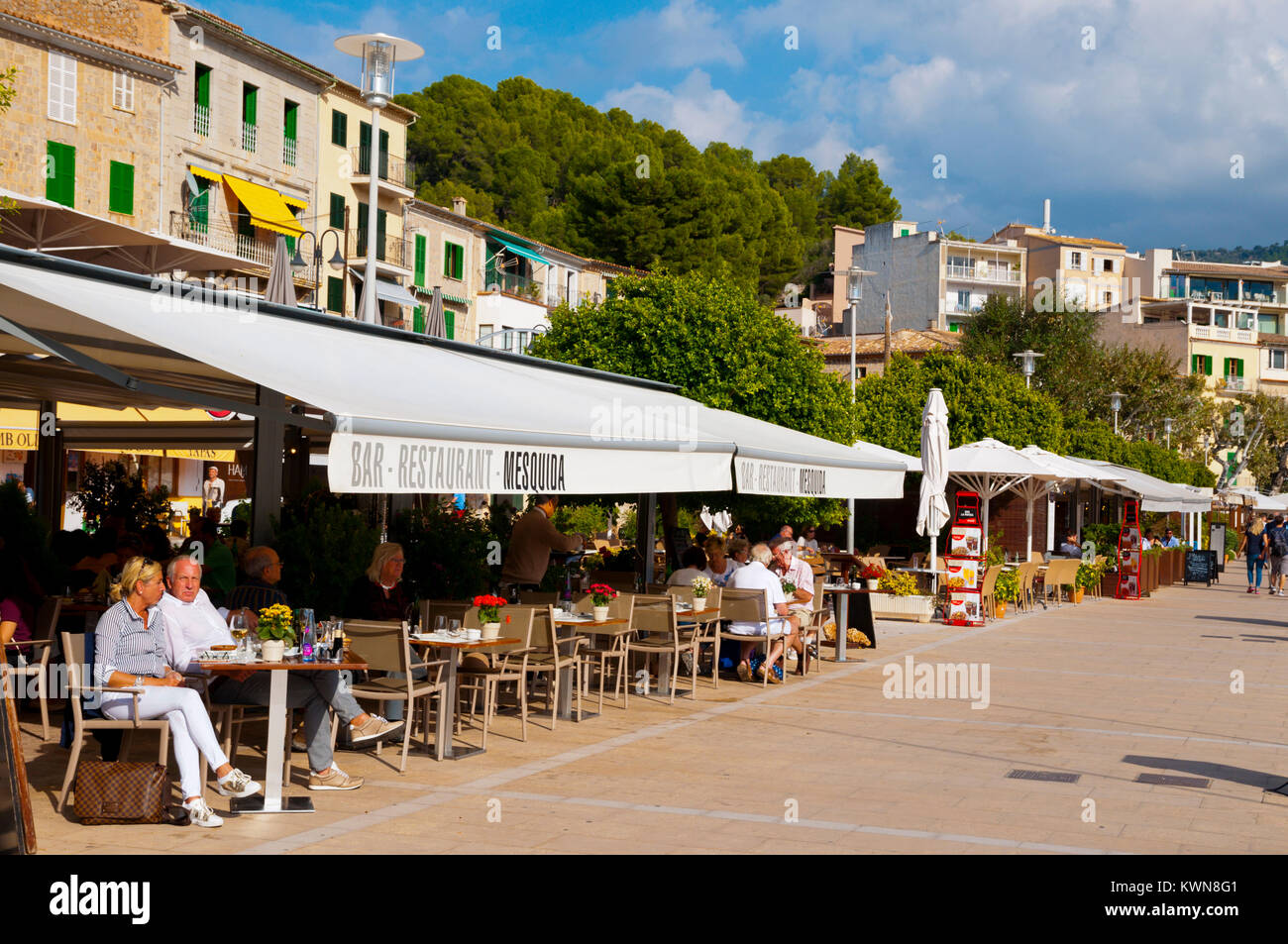 Promenade en bord de mer, au port de plaisance, Port de Soller, Majorque, îles Baléares, Espagne Banque D'Images