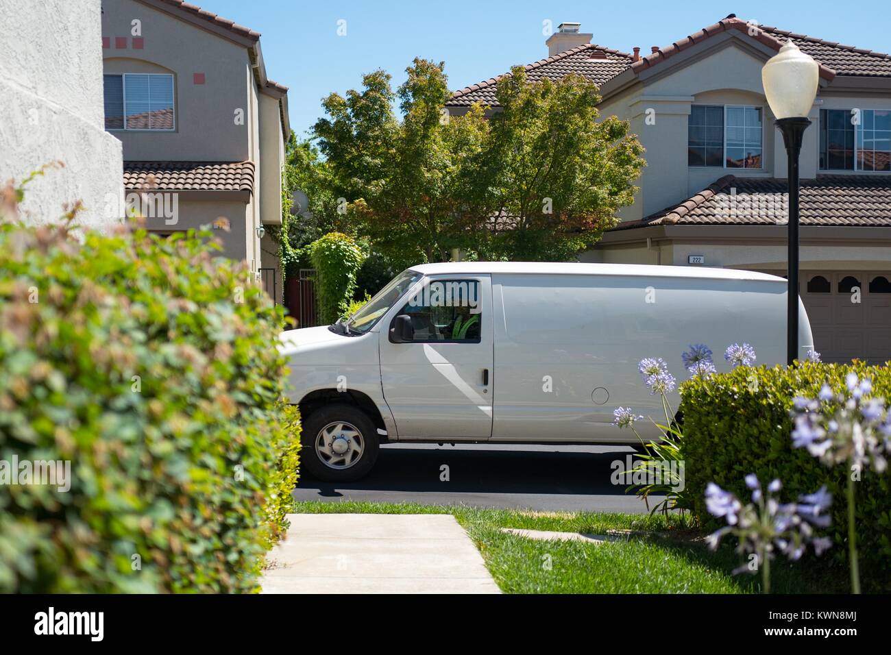 Une camionnette blanche pour un tiers entrepreneur livraison Amazon.com  s'arrête en face d'une maison de banlieue dans la région de la baie de San  Francisco la ville de San Ramon, Californie pour