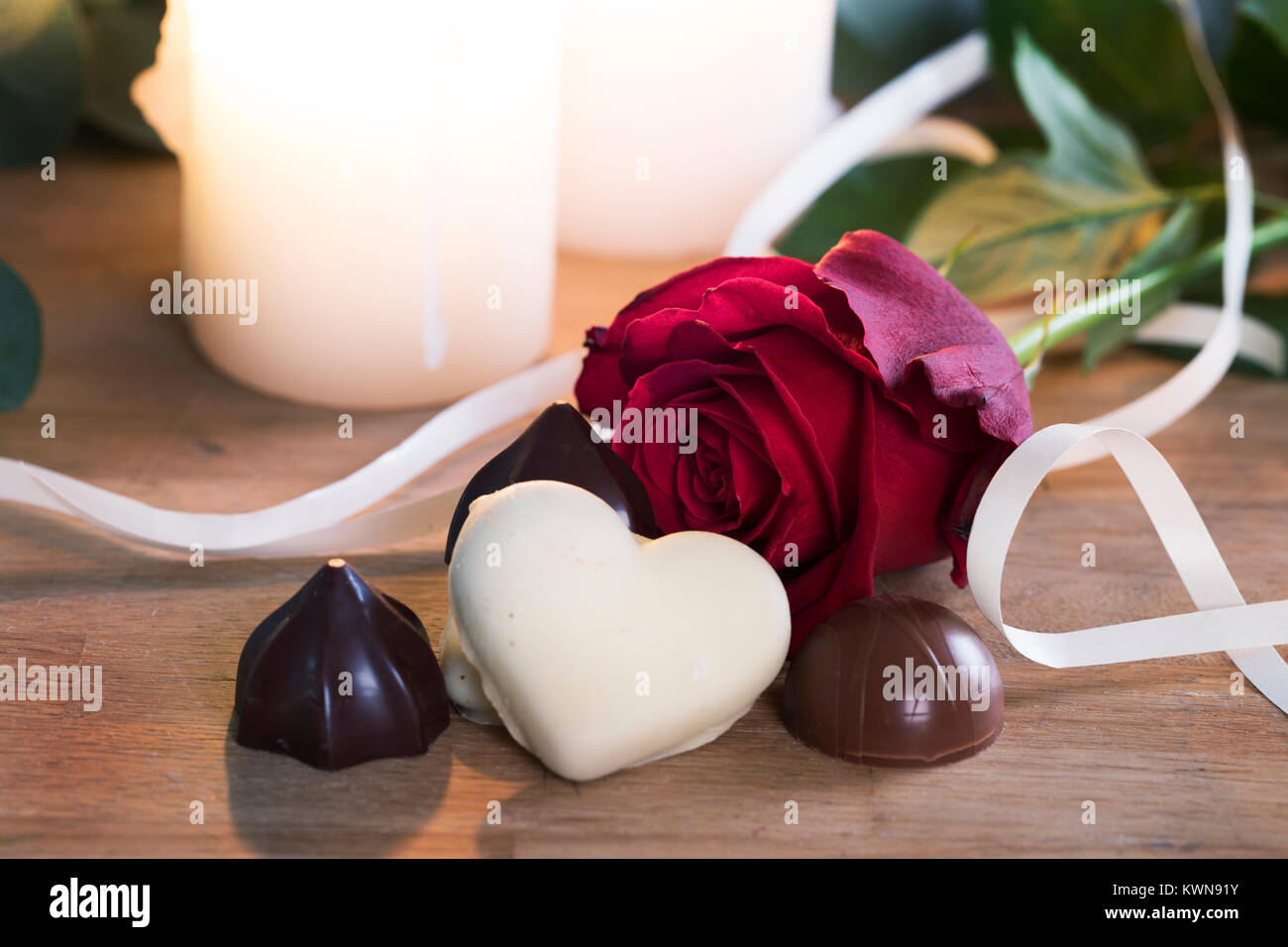 Des chocolats et une rose rouge pour votre Valentine. Banque D'Images