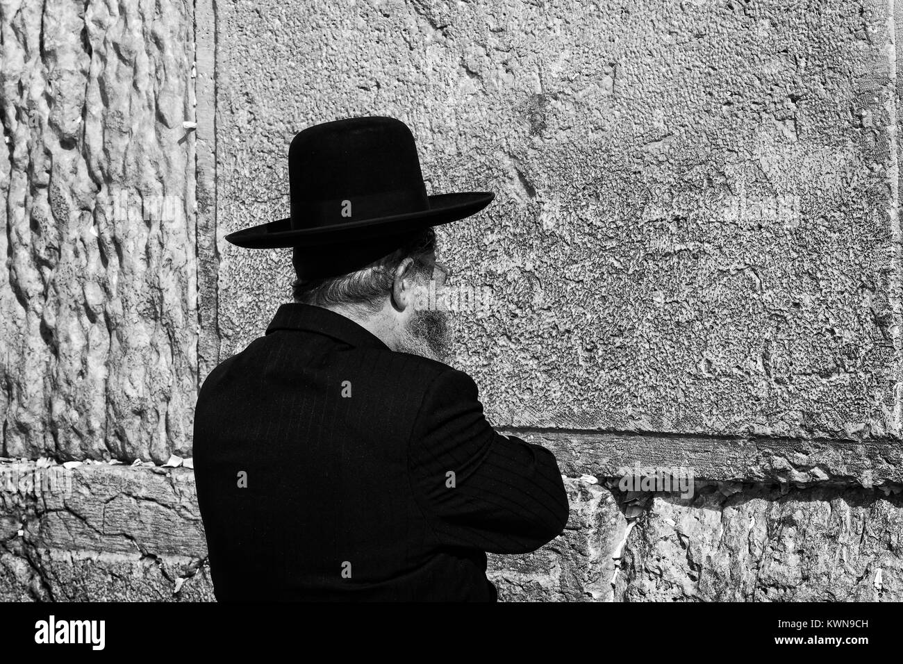 Jérusalem, Israël - 22 NOVEMBRE 2017 : Pèlerins prier sur le mur de la pleurs du lieu saint du peuple juif et le centre du culte de Chr Banque D'Images