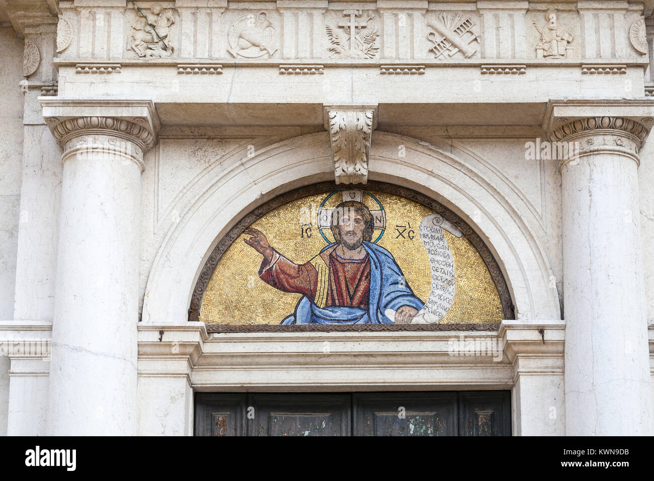 Détail de la mosaïque religieuse sur l'entrée de l'église San Giorgio dei Greci, Castello, Venise, Vénétie, Italie Banque D'Images