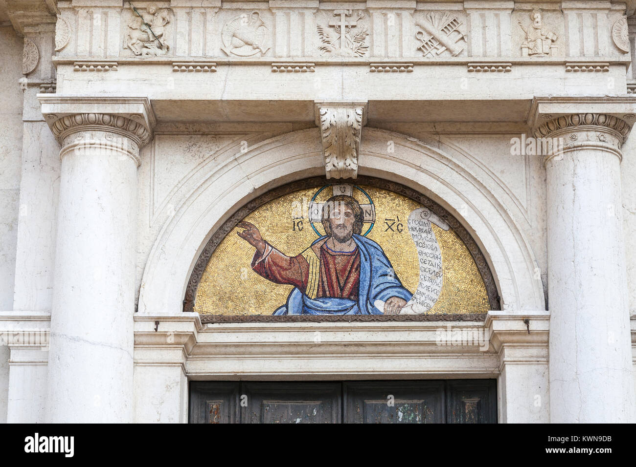 Détail de la mosaïque religieuse sur l'entrée de l'église San Giorgio dei Greci, Castello, Venise, Vénétie, Italie Banque D'Images