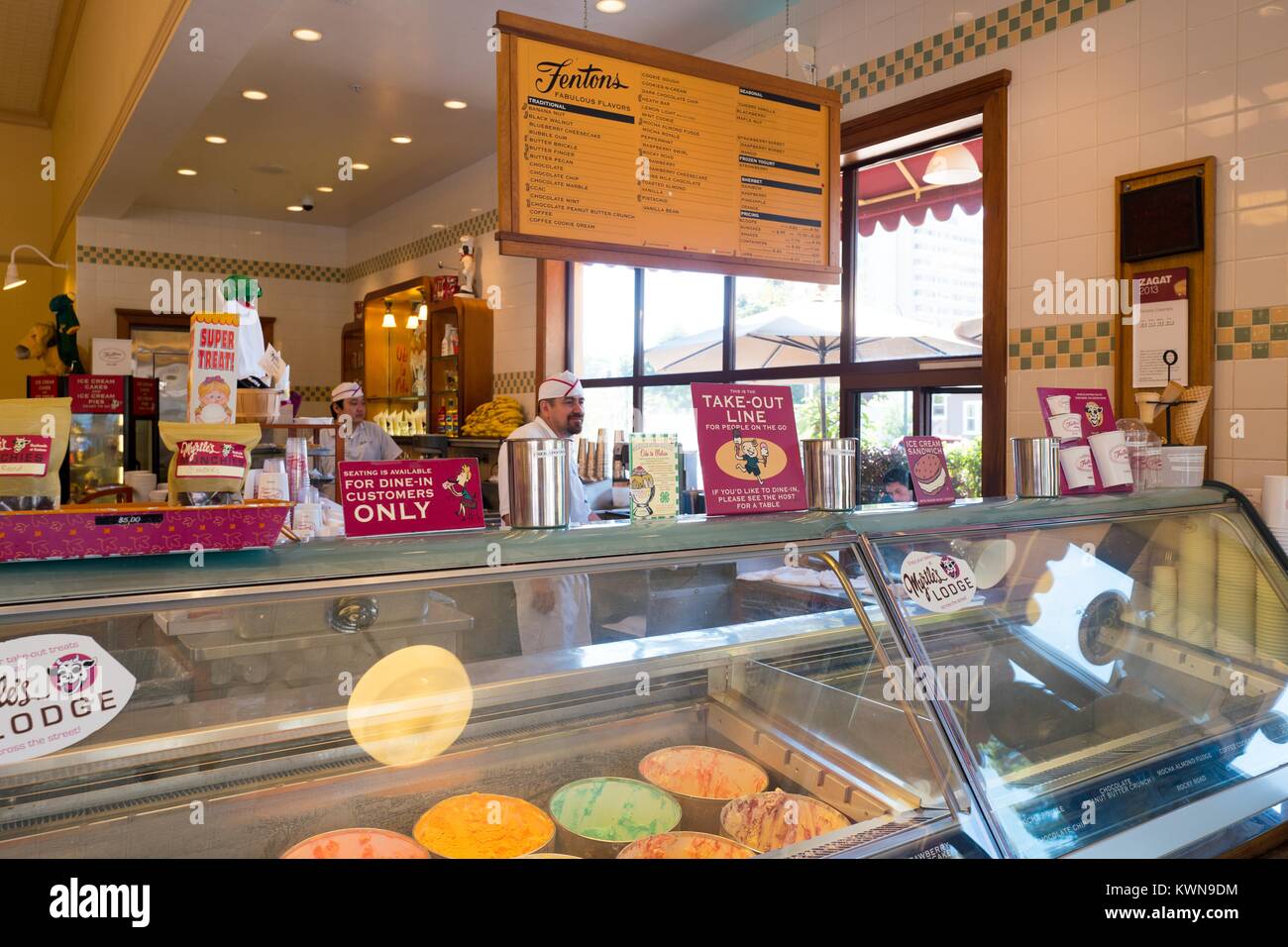 Les membres du personnel de service glaces à Fenton's Creamery, un classique creamery et ice cream store à l'origine fondée en 1894, sur l'Avenue du Piémont à Oakland, Californie, le 27 juillet 2017. Banque D'Images