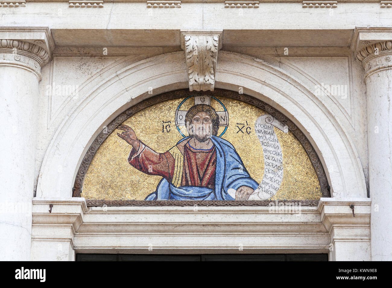 Détail de la mosaïque religieuse sur l'entrée de l'église San Giorgio dei Greci, Castello, Venise, Vénétie, Italie Banque D'Images