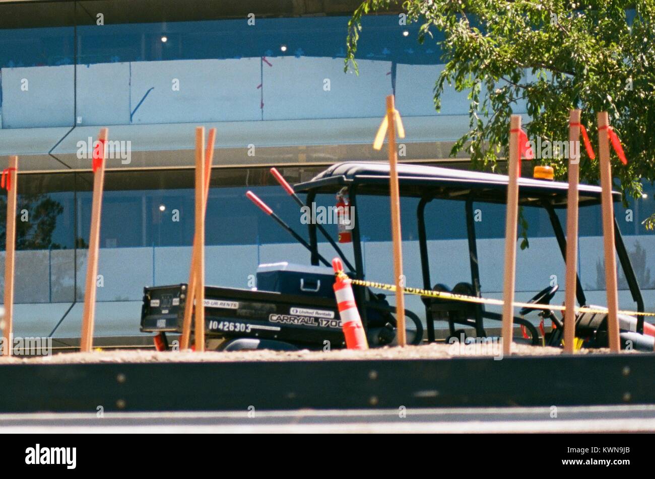 Le bâtiment principal de Windows sont bloqués par du papier et adhésif pour peinture, avec les véhicules de construction et de marquage visible dans l'avant-plan, à l'Apple Park, connu familièrement comme "le vaisseau spatial", le nouveau quartier général d'Apple Inc dans la Silicon Valley ville de Cupertino, Californie, 25 juillet 2017. Banque D'Images