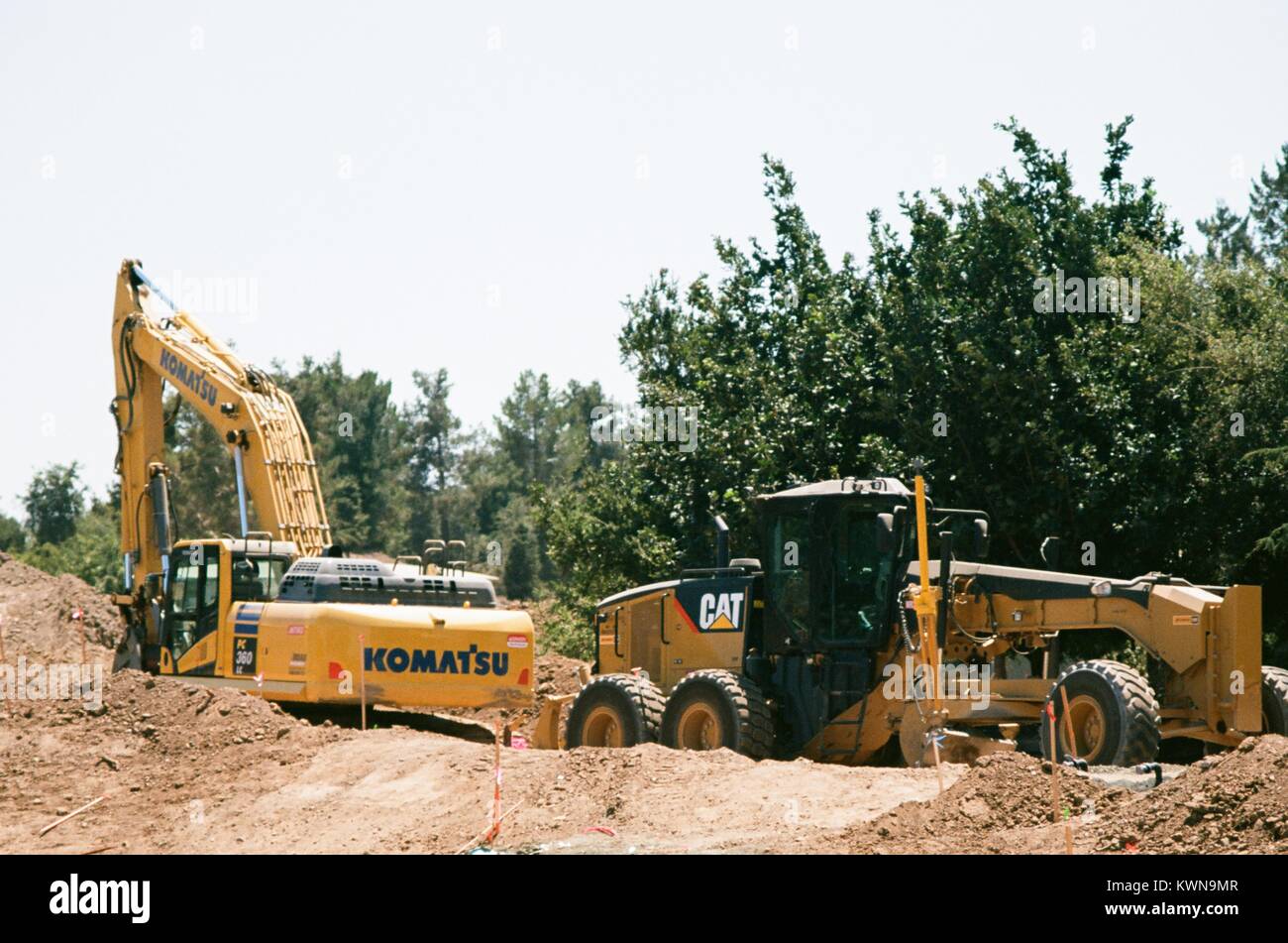 Les véhicules de construction Caterpillar et Komatsu sont visibles entre les tas de terre à l'Apple Park, connu familièrement comme "le vaisseau spatial", le nouveau quartier général d'Apple Inc dans la Silicon Valley ville de Cupertino, Californie, 25 juillet 2017. Banque D'Images