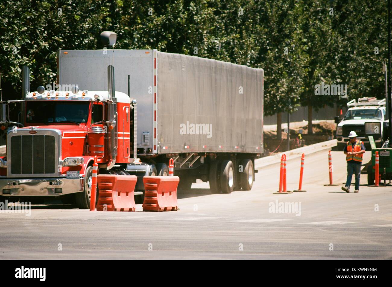 Les véhicules de construction du chantier de construction à la sortie de l'Apple Park, connu familièrement comme "le vaisseau spatial", le nouveau quartier général d'Apple Inc dans la Silicon Valley ville de Cupertino, Californie, 25 juillet 2017. Banque D'Images