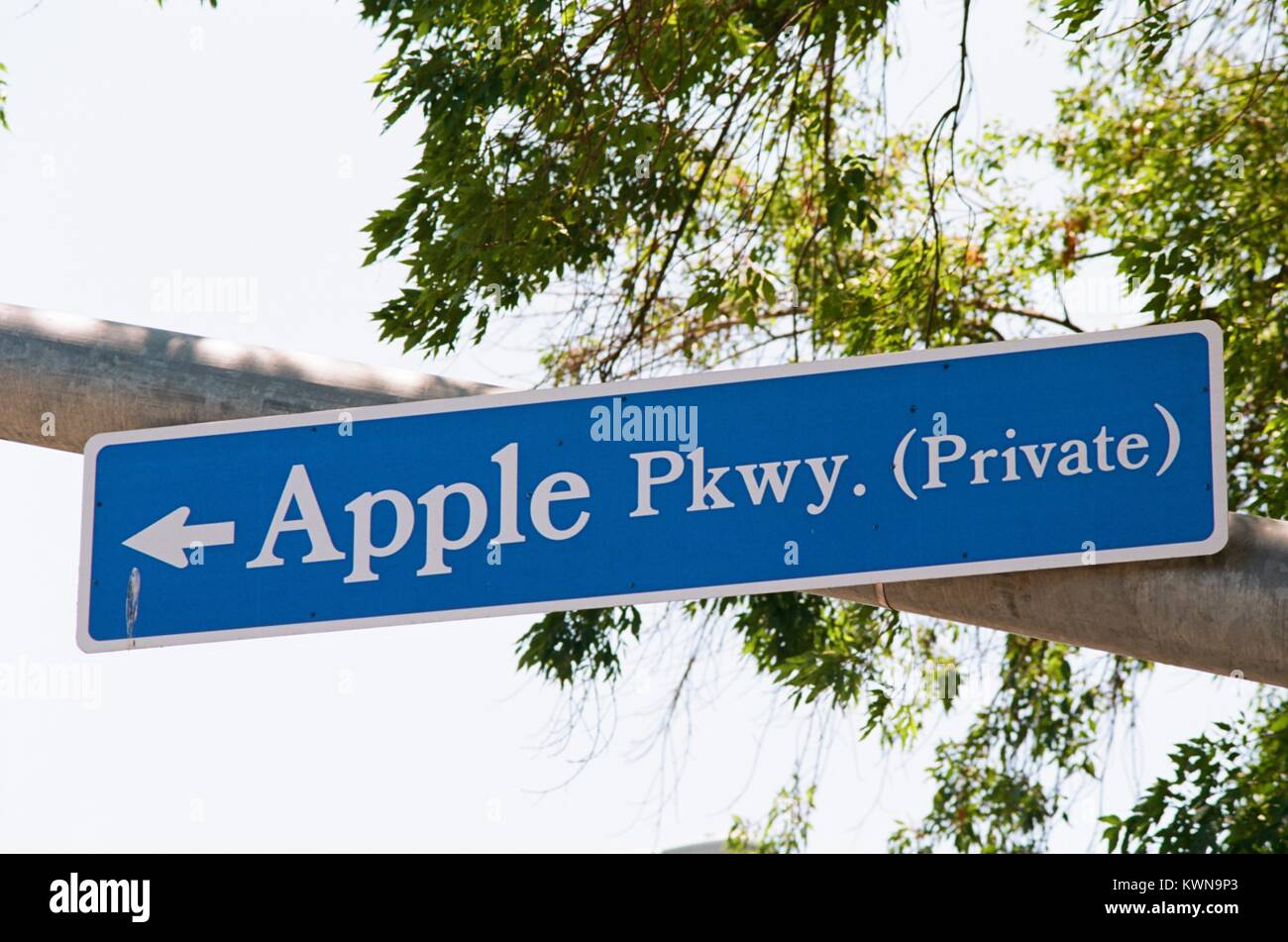 Close-up de la signalisation pour Apple Parkway, une route privée menant au parc d'Apple, connu familièrement comme "le vaisseau spatial", le nouveau quartier général d'Apple Inc dans la Silicon Valley ville de Cupertino, Californie, 25 juillet 2017. Banque D'Images