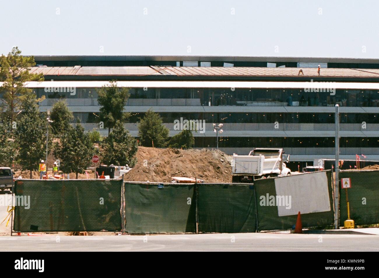 Un site de construction est visible en face du bâtiment principal de l'Apple Park, connu familièrement comme "le vaisseau spatial", le nouveau quartier général d'Apple Inc dans la Silicon Valley ville de Cupertino, Californie, 25 juillet 2017. Banque D'Images