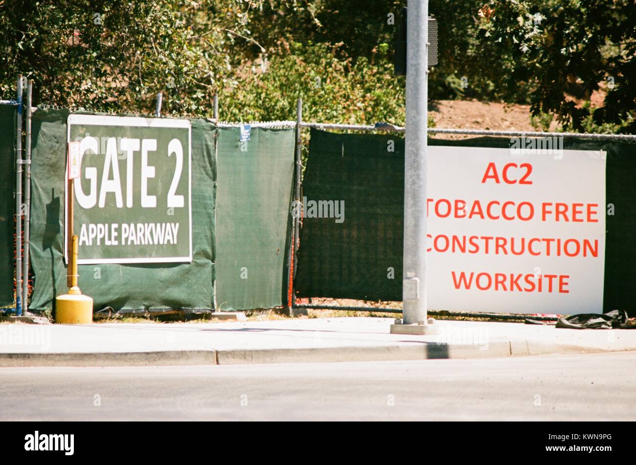 Entrée de la construction avec la signalisation sur la promenade d'Apple à l'Apple Park, connu familièrement comme "le vaisseau spatial", le nouveau quartier général d'Apple Inc dans la Silicon Valley ville de Cupertino, Californie, 25 juillet 2017. Banque D'Images