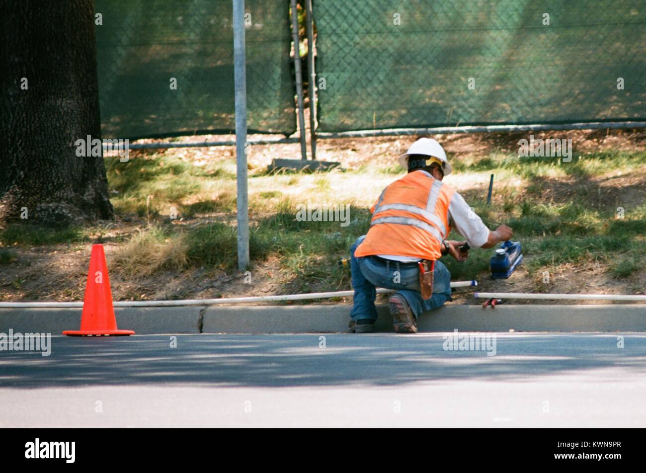 Un travailleur de la construction avec un gilet installe tuyaux en PVC à l'Apple Park, connu familièrement comme "le vaisseau spatial", le nouveau quartier général d'Apple Inc dans la Silicon Valley ville de Cupertino, Californie, 25 juillet 2017. Banque D'Images