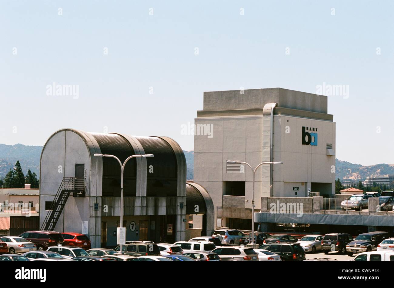Parking bondé pour le Bay Area Rapid Transit (BART) système au Pleasant Hill, Californie, avec logo BART et la signalisation visible, le 26 juillet 2017. Banque D'Images