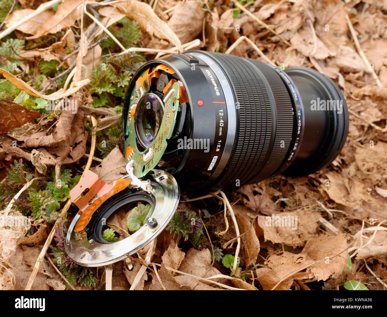 6 février 2017. Mon Olympus 12-40 f2.8 lens avec caméra tomber vers le bas à partir de pont de pierres dans la rivière. Le mont a éclaté dans l'électronique et l'objectif de Banque D'Images