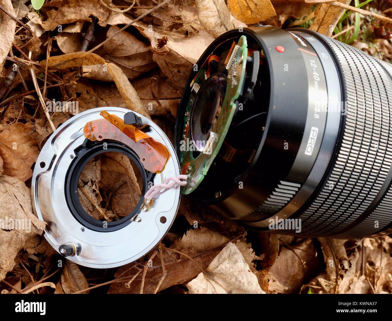 6 février 2017. Mon Olympus 12-40 f2.8 lens avec caméra tomber vers le bas à partir de pont de pierres dans la rivière. Le mont a éclaté dans l'électronique et l'objectif de Banque D'Images