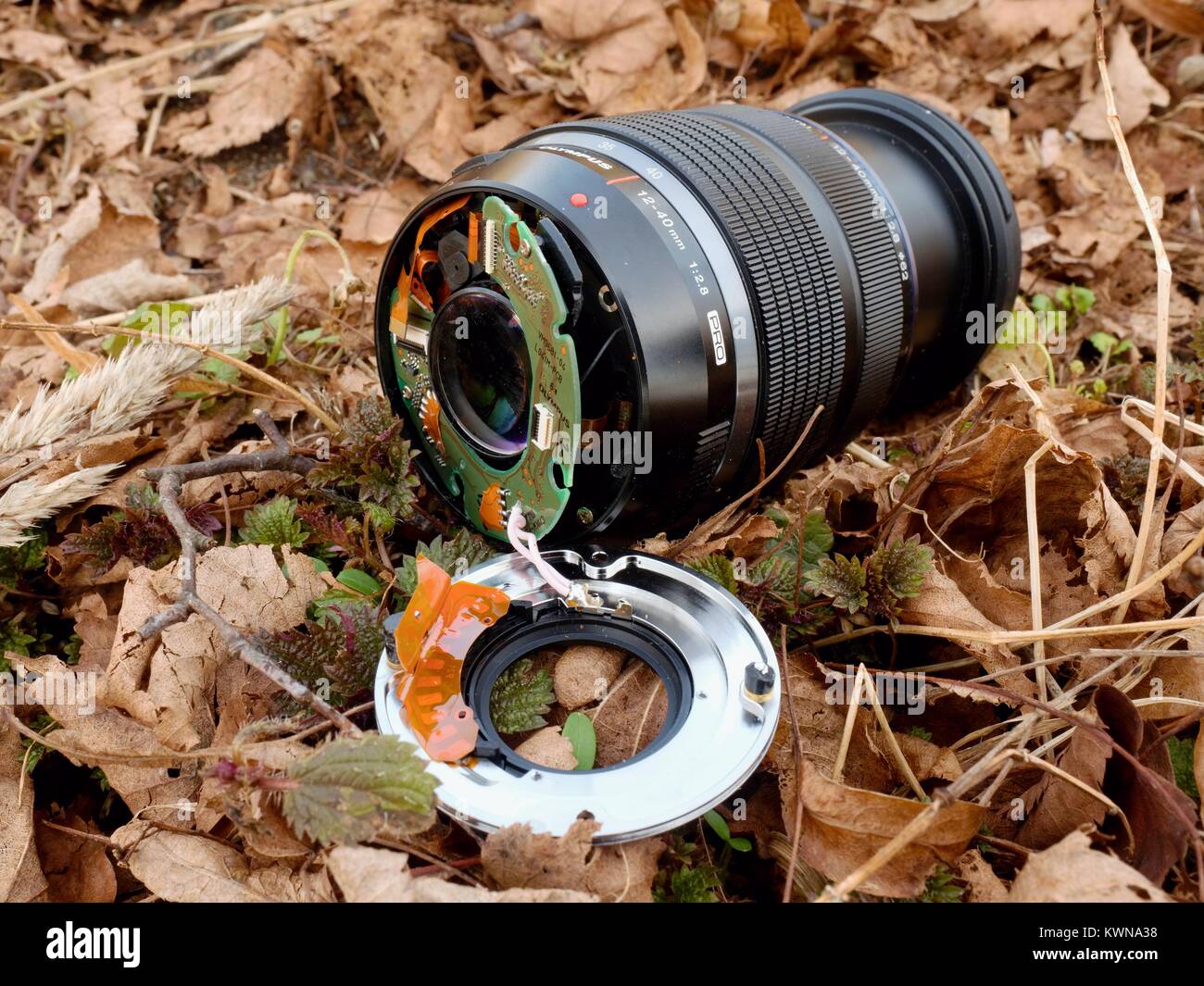 6 février 2017. Mon Olympus 12-40 f2.8 lens avec caméra tomber vers le bas à partir de pont de pierres dans la rivière. Le mont a éclaté dans l'électronique et l'objectif de Banque D'Images