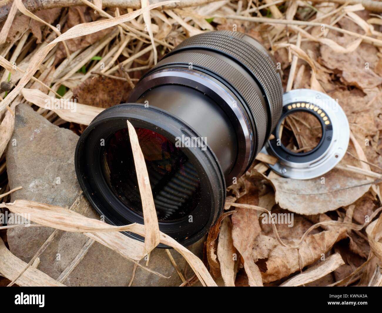 6 février 2017. Mon Olympus 12-40 f2.8 lens avec caméra tomber vers le bas à partir de pont de pierres dans la rivière. Le mont a éclaté dans l'électronique et l'objectif de Banque D'Images