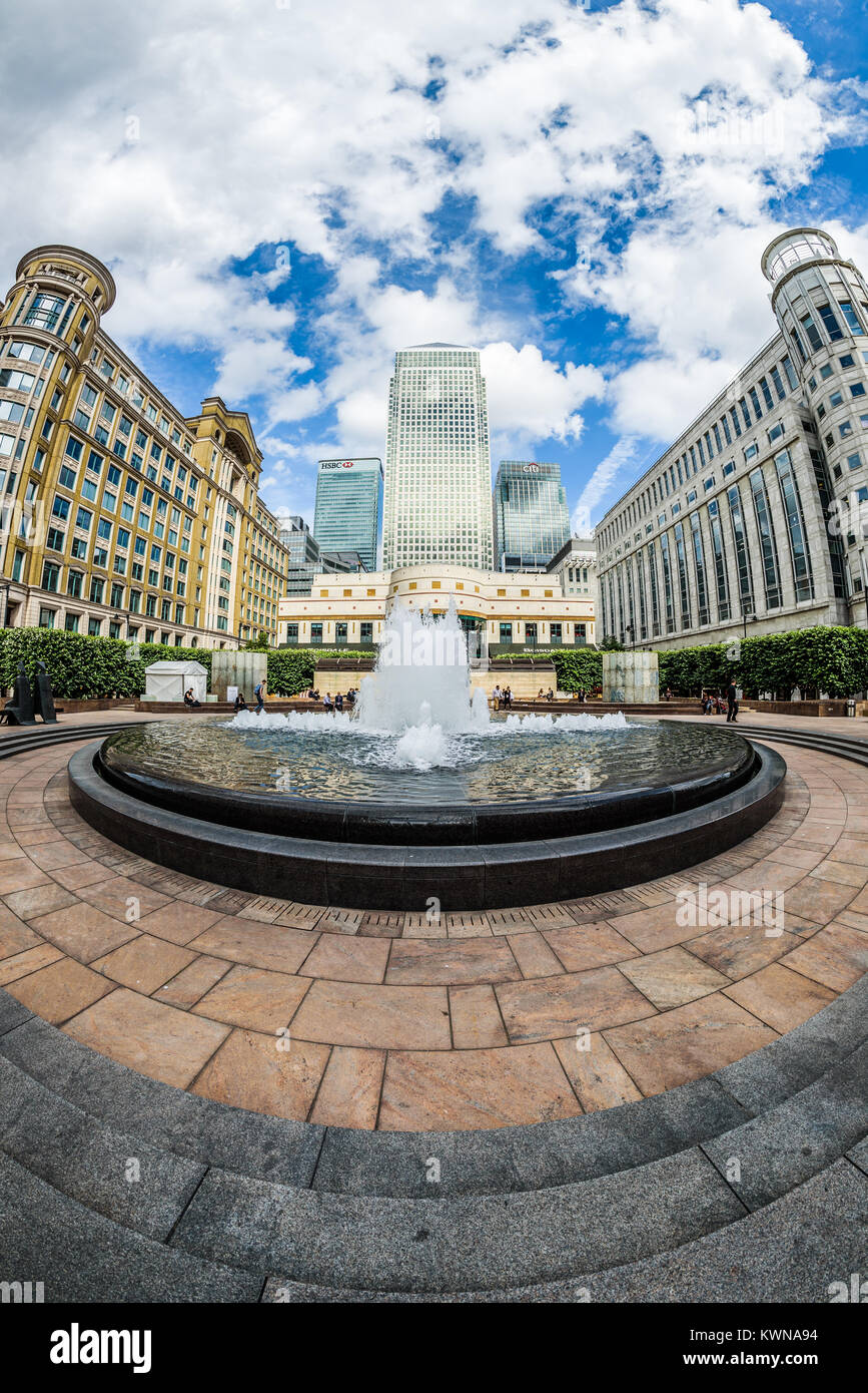 Londres, Angleterre. Juin 2017 fish eye view de Square Cabot à Canary Wharf avec la principale fontaine au premier plan. Banque D'Images