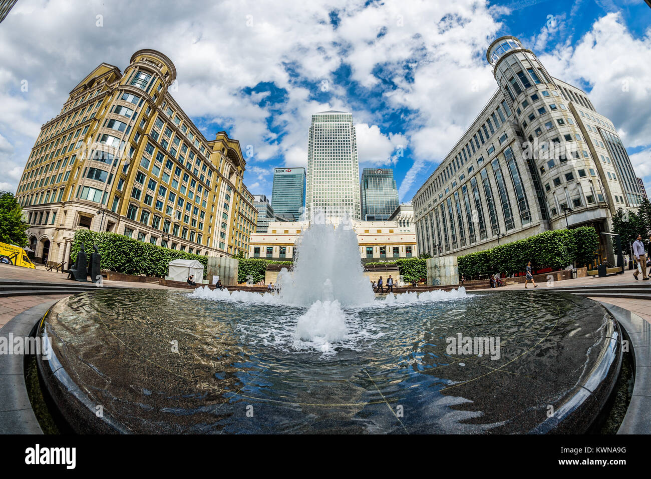Londres, Angleterre. Juin 2017 fish eye view de Square Cabot à Canary Wharf avec la principale fontaine au premier plan. Banque D'Images