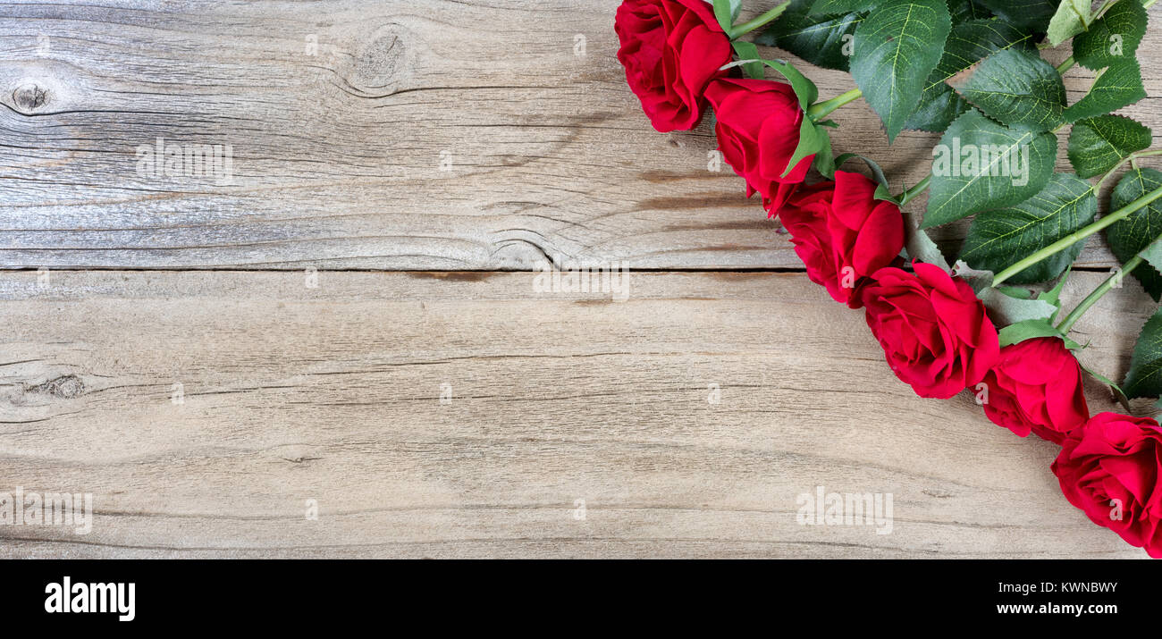 Roses rouges sur fond de bois patiné en vue mise à plat Banque D'Images