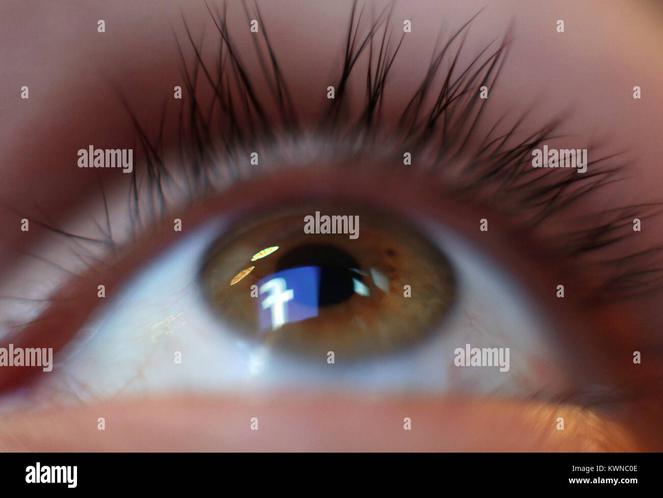 Le logo de Facebook reflète dans l'œil, à Londres. Banque D'Images