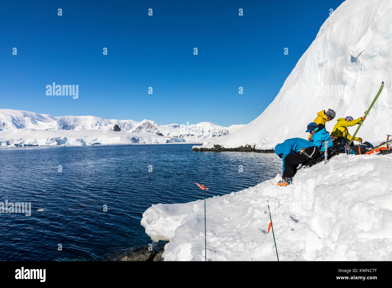 Ski alpinisme roping ensemble pour la sécurité ; la préparation des skis sur les emballages ; crampons sur des bottes à monter en amont, l'Île Nansen l'Antarctique ; Banque D'Images
