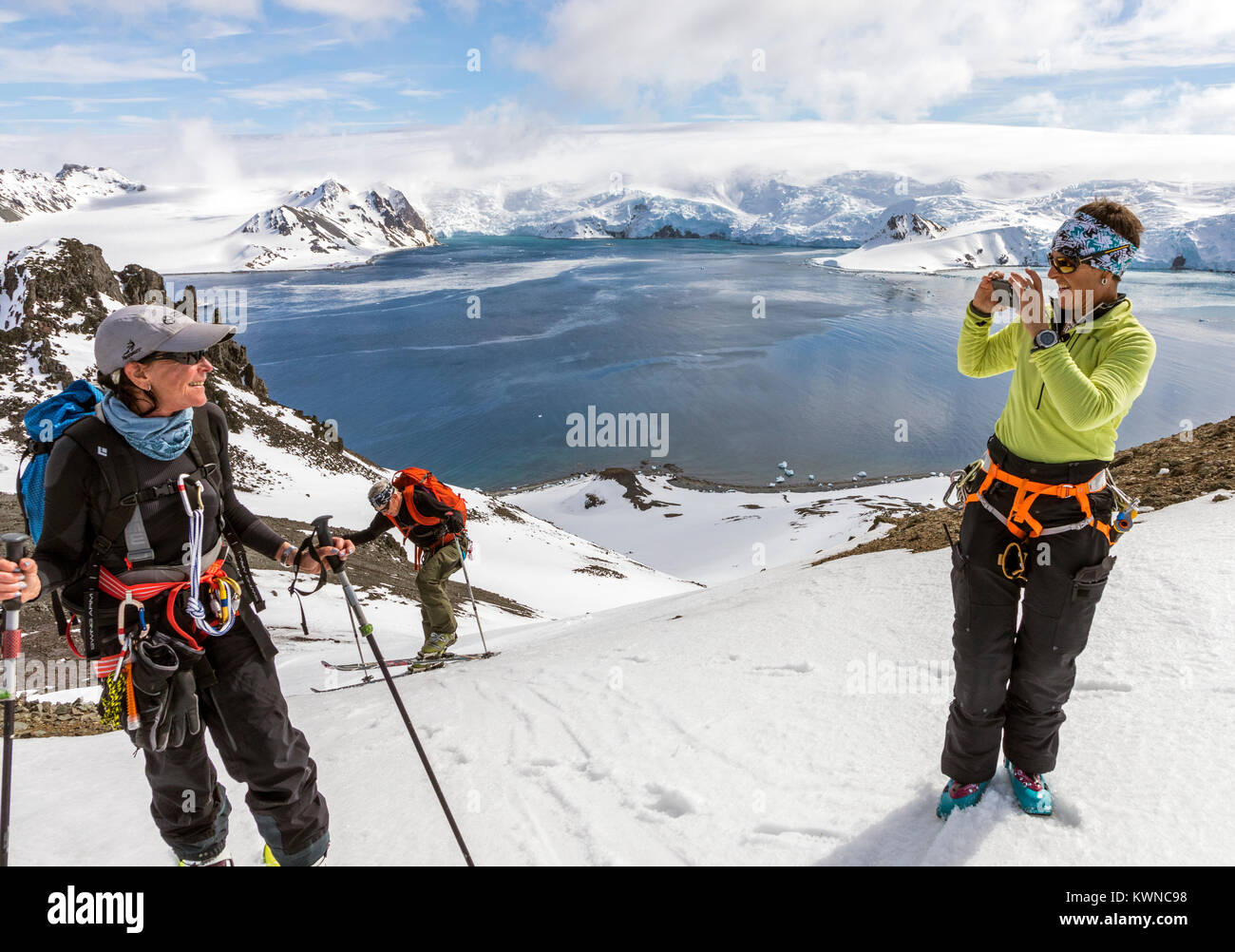 Les alpinistes encordés Ski ensemble pour la sécurité de l'utilisation des peaux synthétiques crevasses sur des skis à monter en amont, l'île Livingston, Antarctique Banque D'Images