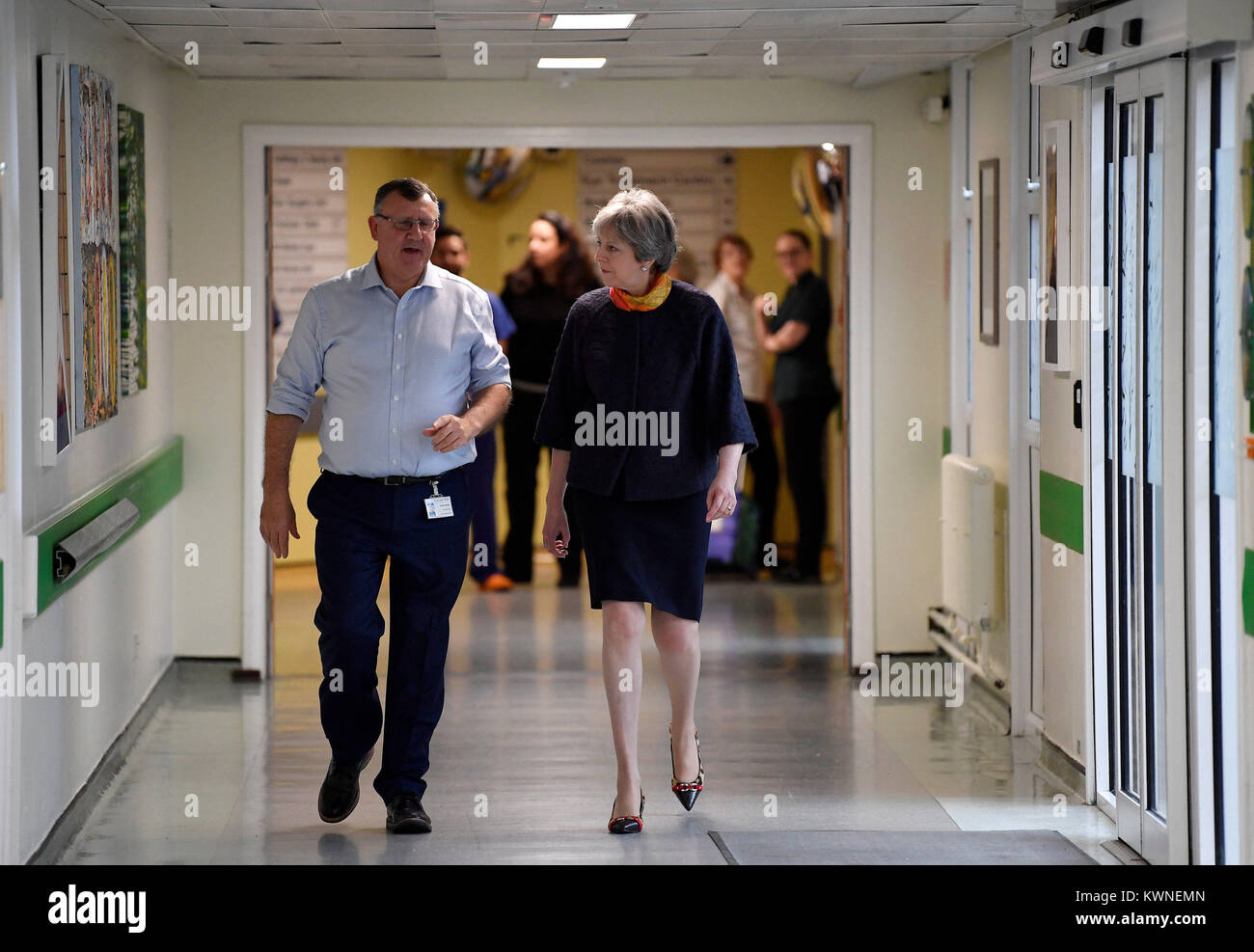 Premier ministre Theresa peut parle à Andrew Morris, PDG de Frimley Health Foundation Trust, comme elle rend visite à Frimley Park Hospital près de Camberley dans le Surrey. Banque D'Images