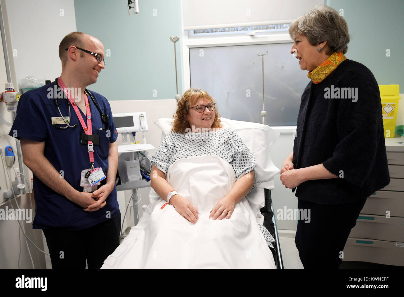 Premier ministre Theresa peut parle au patient Sandra Dunn, comme elle rend visite à Frimley Park Hospital près de Camberley dans le Surrey. Banque D'Images