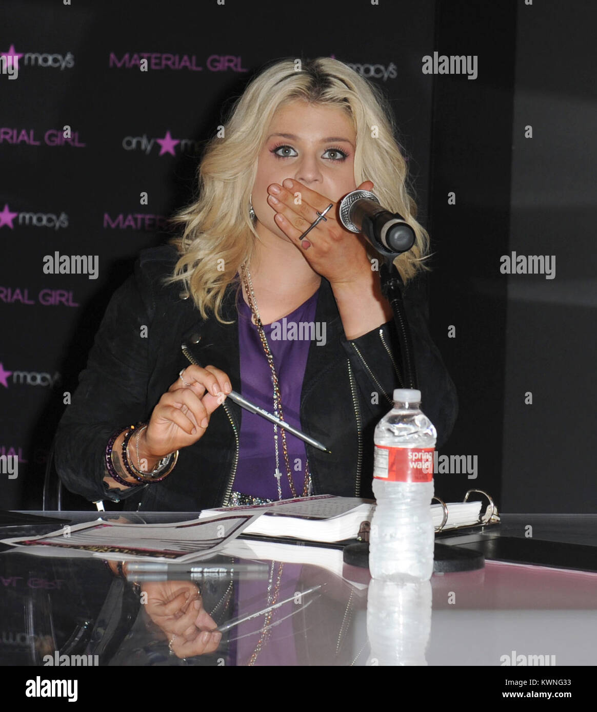 MIAMI, FLORIDE - 04 novembre : (COUVERTURE EXCLUSIVE) Kelly Osbourne supprime la bombe F - mon erreur sur le micro à la Material Girl 'Lucky Stars' model search chez Macy's Dadeland Mall. Le 4 novembre 2011 à Miami People : Kelly Osbourne Banque D'Images