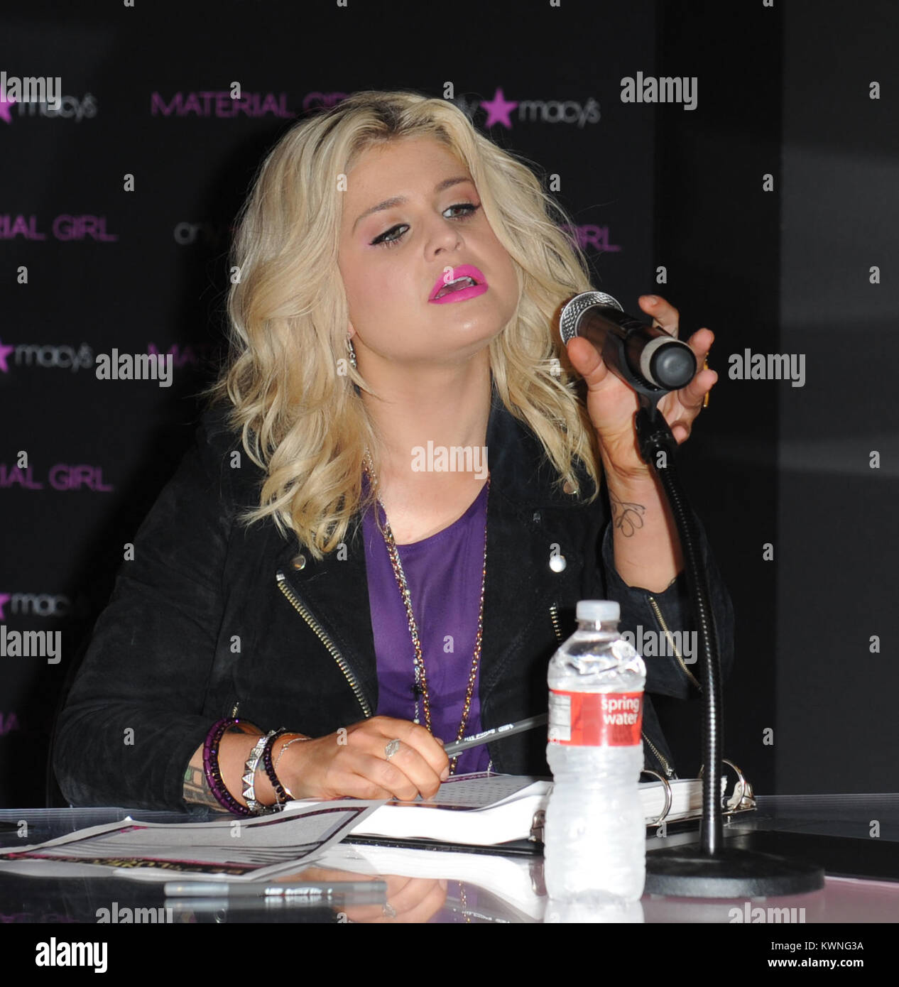 MIAMI, FLORIDE - 04 novembre : (COUVERTURE EXCLUSIVE) Kelly Osbourne supprime la bombe F - mon erreur sur le micro à la Material Girl 'Lucky Stars' model search chez Macy's Dadeland Mall. Le 4 novembre 2011 à Miami People : Kelly Osbourne Banque D'Images