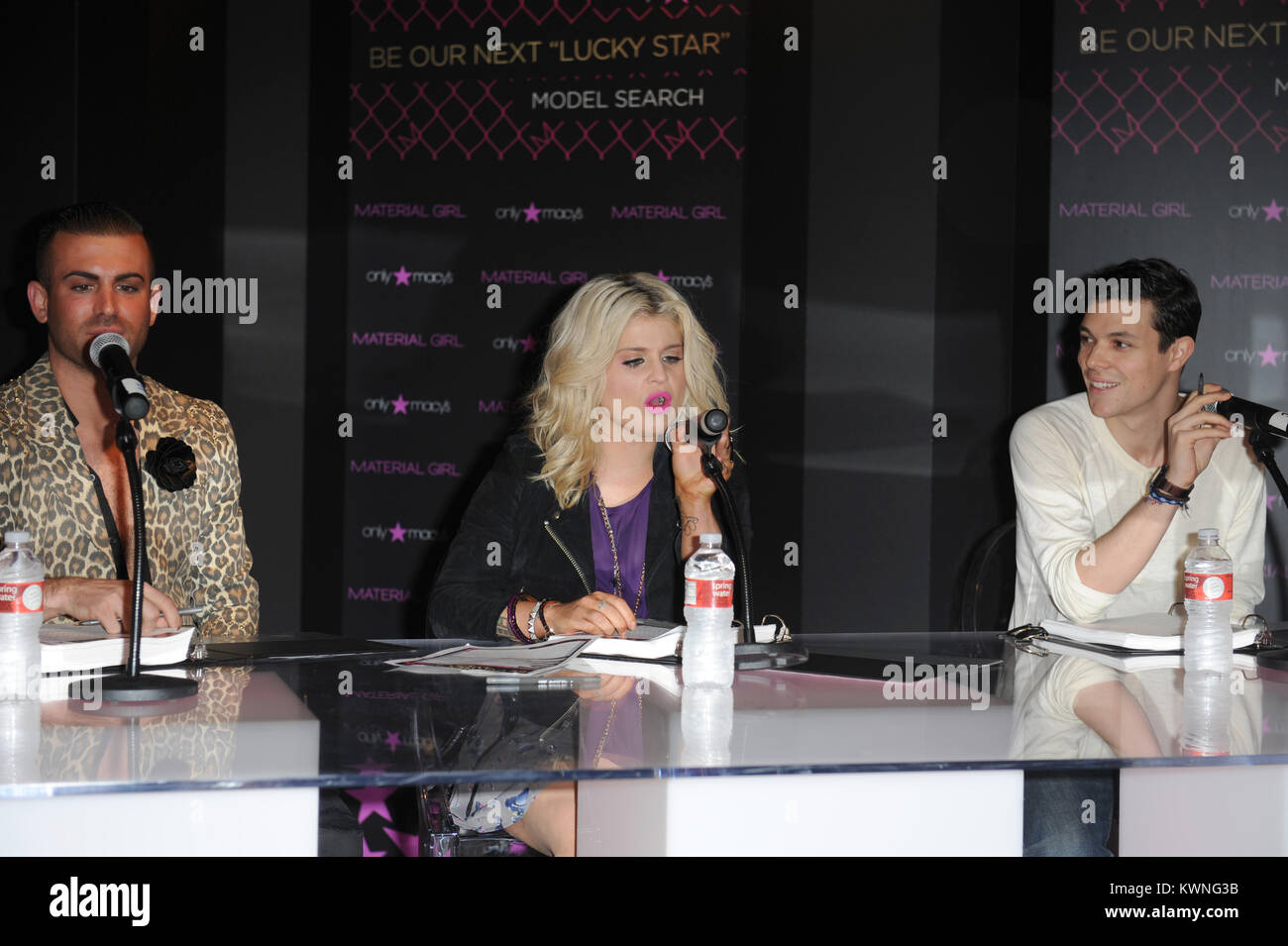 MIAMI, FLORIDE - 04 novembre : (COUVERTURE EXCLUSIVE) Kelly Osbourne supprime la bombe F - mon erreur sur le micro à la Material Girl 'Lucky Stars' model search chez Macy's Dadeland Mall. Le 4 novembre 2011 à Miami People : Kelly Osbourne Banque D'Images