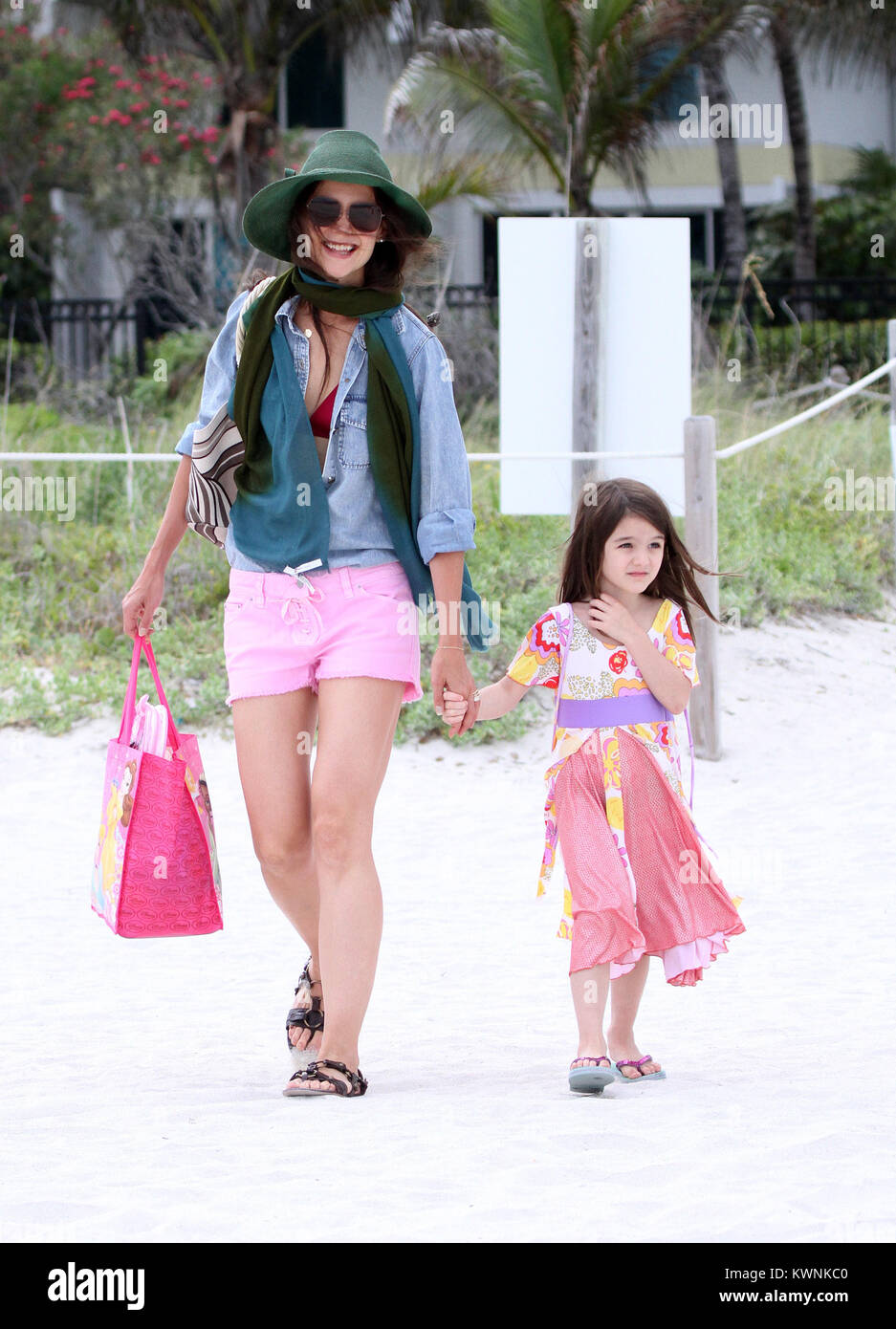 Miami Beach Fl Le 18 Juin Katie Holmes Et Suri Cruise A Eu Une Journee Sur La Plage Aujourd Hui A Miami A L Exterieur De Leur Hotel La Celebre Paire Mere