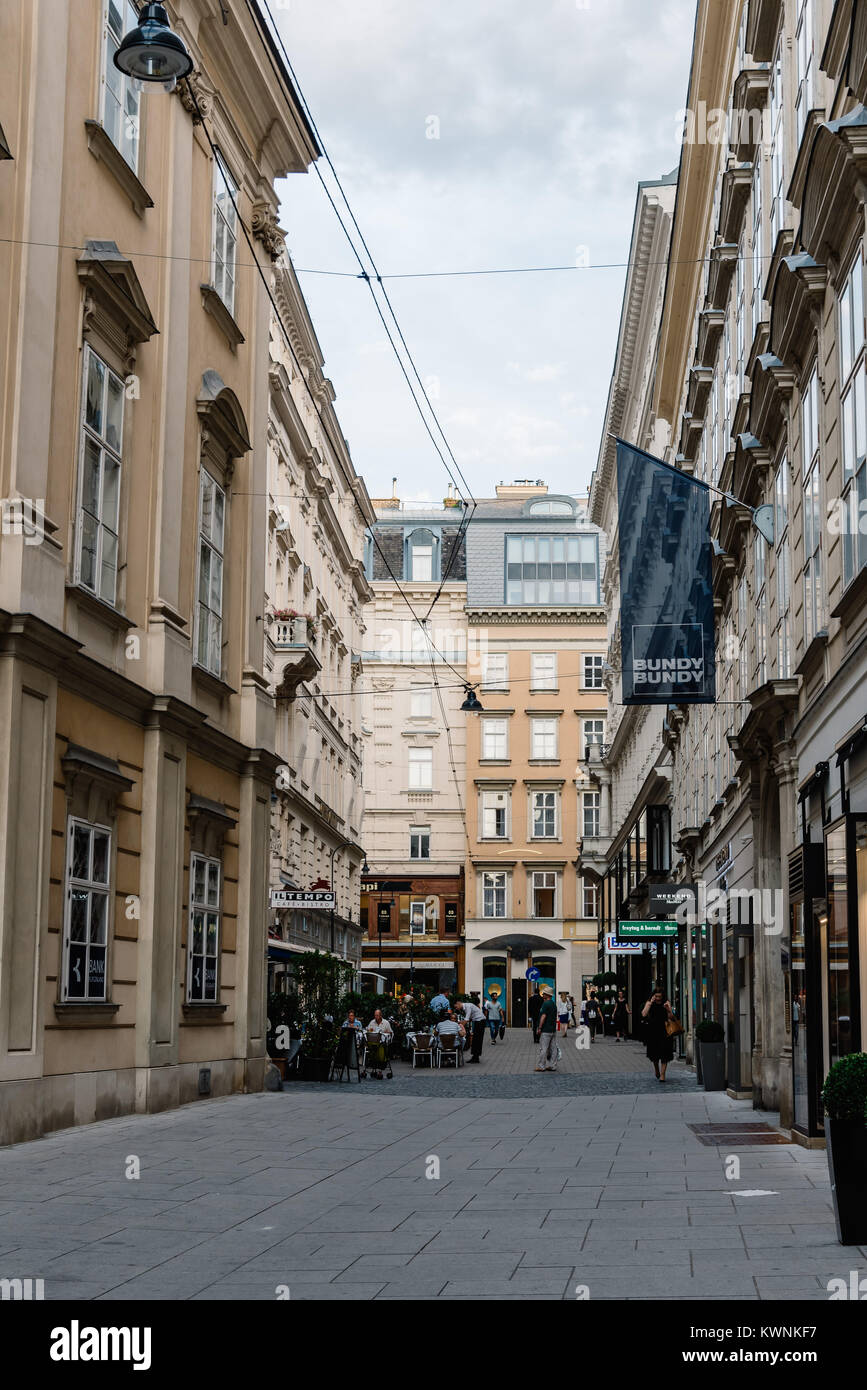 Vienne, Autriche - 16 août 2017 : la Wallnerstrasse, une rue commerciale de luxe en centre-ville historique de Vienne près de la Hofburg. Vienne est l'une Banque D'Images